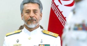 عکسی از دیدار امیردریادار سیاری با خانواده شهید امیر نصیرزاده