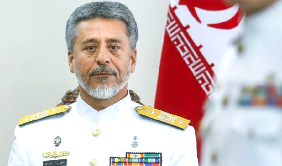 عکسی از دیدار امیردریادار سیاری با خانواده شهید امیر نصیرزاده