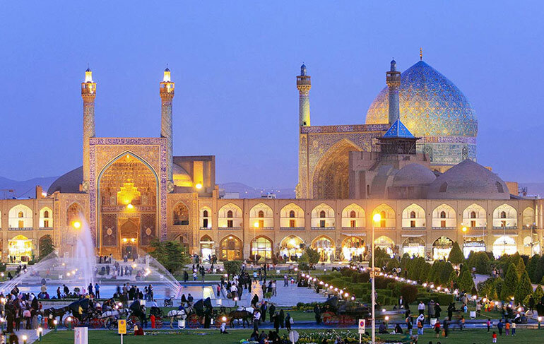 احتمال ریزش ناگهانی کاشی های مسجد جامع عباسی/ تخصیص اعتبارات مرمتی ضروری است