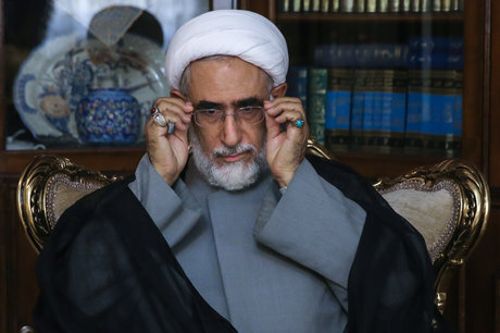 منتجب نیا: سیاستهای کلان کشور در مورد مذاکره با تصمیم رهبری نظام اتخاذ می شود و علما و مداحان نباید آن را زیر سوال ببرند