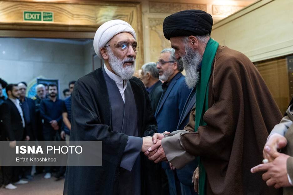 قاب‌هایی از مراسم اربعین رئیس دفتر نظامی فرمانده فقید کل قوا/حضور دبیر شورای عالی انقلاب فرهنگی در مراسم چهلم/ پور محمدی هم آمده بود + عکس