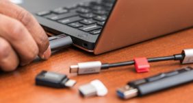 اخطار: هر چیزی را به پورت USB لپ‌تاپ خود وصل نکنید!