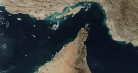 نفتکش تحریمشده ایرانی از تنگه هرمز عبور کرد + عکس