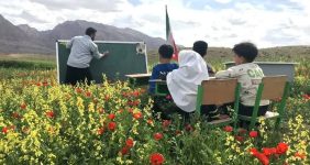 برگزاری کلاس درس در دل طبیعت توسط معلم خلاق روستای برم بیارجمند
