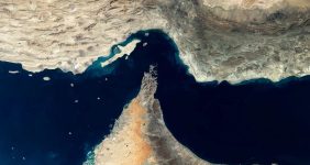 بلومبرگ: حق بیمه عبور کشتی از تنگه هرمز ۲۵ برابر شد