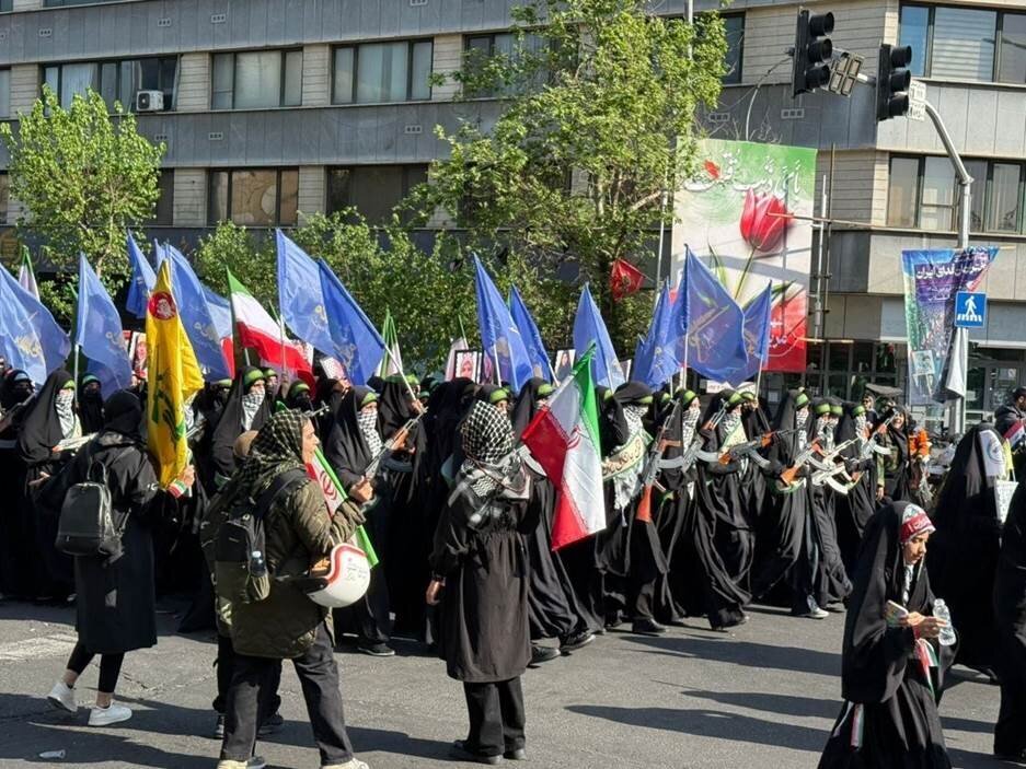 تصاویری از رزمایش دختران جان فدا/ موتورسواری با اسلحه صورتی
