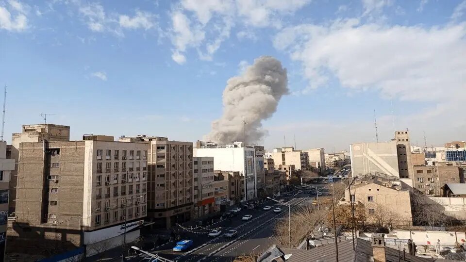 احمدی نژاد کجاست و چرا ساکت است؟/ امیری فر: او دچار موج انفجار شد اما آسیب جدی ندید