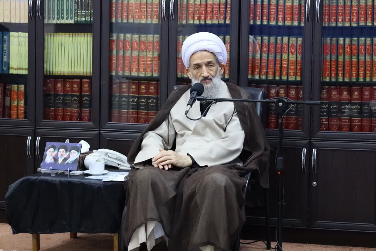 هنرمندان انقلابی ارزش‌ها را هنری می‌کنند