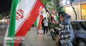 تصاویری از تجمع شبانه در مشهد/ از موتورسواری دختران تا شعار «در کنار هم میمانیم»