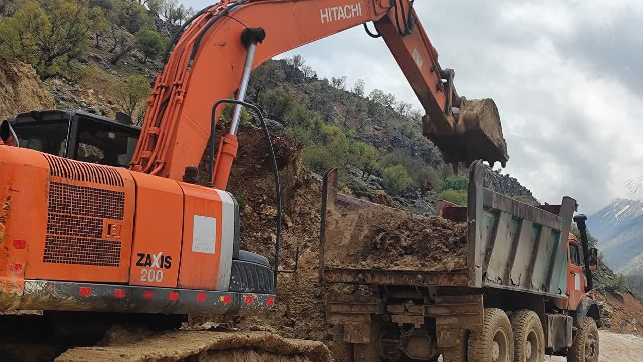 راهداران بازفت مسیر روستایی مازه‌سوخته را بازگشایی کردند/ برف روبی‌ گردنه چری انجام شد