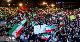 تصاویر متفاوتی از تجمع شب گذشته در میدان انقلاب/ طعنه و کنایه به دیپلماسی ادامه دارد/ اسپایدرمن با پرچم ایران