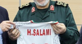 دختر سردار سلامی: فوتبالیستهای تیم ملی به پدرم لباس تیم را هدیه دادند/ با هیجان فوتبال میدیدند و ذکر لبشان «یا فاطمه زهرا» و « خدایا کمکشان کن» بود