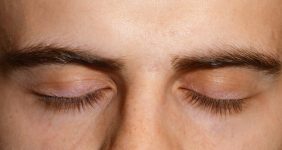 آیا با بستن چشم‌ها بهتر می‌شنویم؟ / نتایج غافلگیرکننده یک پژوهش