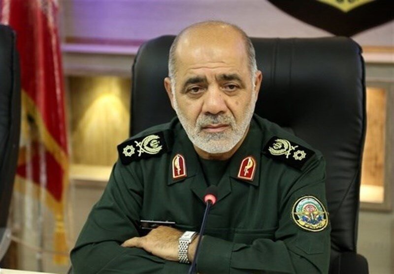 عکسی دیده نشده از فرمانده قرارگاه خاتم‌الانبیا در کنار رهبر شهید انقلاب