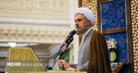 خطبه های امام جمعه شیراز درباره مختصات «جنگ تحمیلی سوم»/گرانفروشی مصداق ضربه زدن از پشت به ملت است