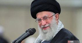 تصویری دیده نشده از رهبر شهید در سفر سنندج